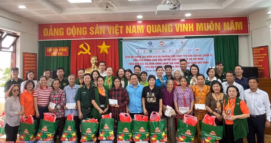 Bộ Chỉ huy Bộ đội Biên phòng, UBMTTQ, Hội LHPN, Hiệp hội doanh nghiệp TP, Quỹ doanh nhân vì cộng đồng cùng với Đồn Biên phòng Long Hoà tặng quà cho các gia đình chính sách trên địa bàn xã Long Hoà.