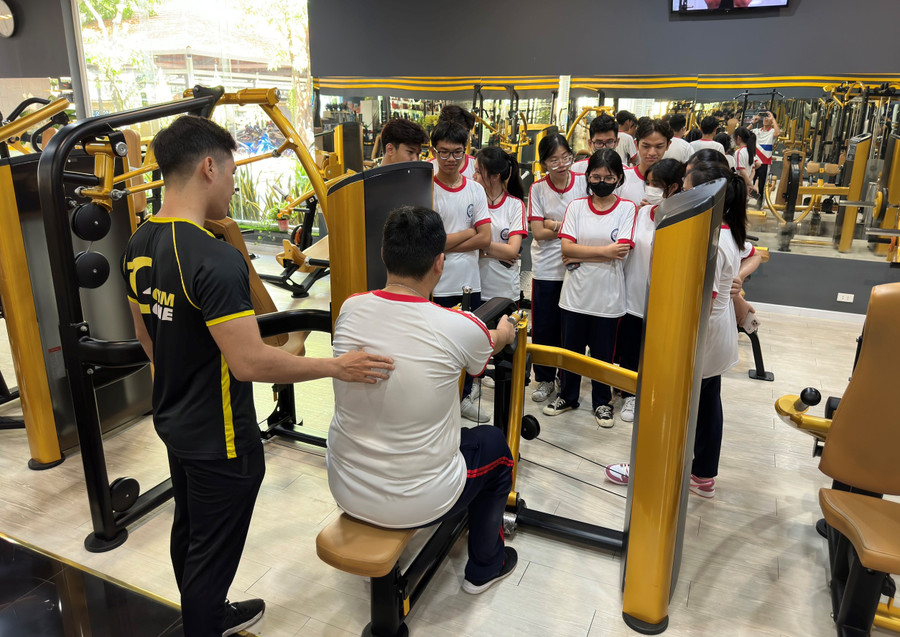 Học sinh chăm chú trước sự hướng dẫn của huấn luyện viên.Ảnh: Nguyễn Hào. Học sinh chăm chú trước sự hướng dẫn của huấn luyện viên.Ảnh: Nguyễn Hào.