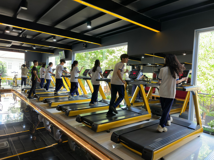 Học sinh học thể dục với máy chạy bộ tại phòng GYM. Ảnh: Nguyễn Hào. Học sinh học thể dục với máy chạy bộ tại phòng GYM. Ảnh: Nguyễn Hào.