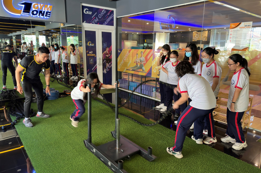 Giáo viên phối hợp với huấn luyện viên phòng GYM hướng dẫn học sinh. Ảnh: Nguyễn Hào. Giáo viên phối hợp với huấn luyện viên phòng GYM hướng dẫn học sinh. Ảnh: Nguyễn Hào.