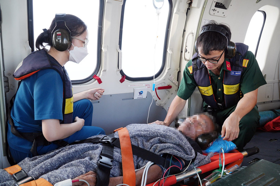 Tổ cấp cứu đường không Bệnh viện Quân y 175 chăm sóc sức khỏe cho bệnh nhân trên trực thăng. Tổ cấp cứu đường không Bệnh viện Quân y 175 chăm sóc sức khỏe cho bệnh nhân trên trực thăng.