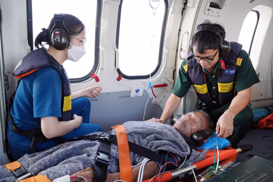 Tổ cấp cứu đường không Bệnh viện Quân y 175 chăm sóc sức khỏe cho bệnh nhân trên trực thăng.