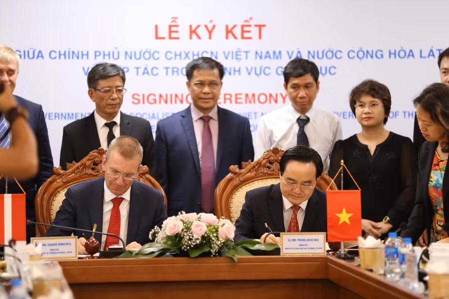 Bộ trưởng Phùng Xuân Nhạ ký kết hợp tác với Bộ trưởng Ngoại giao Latvia.