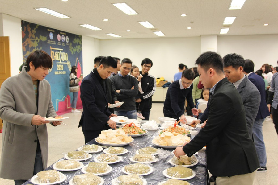 Tiệc mừng năm mới với những món ăn truyền thống dịp Tết.