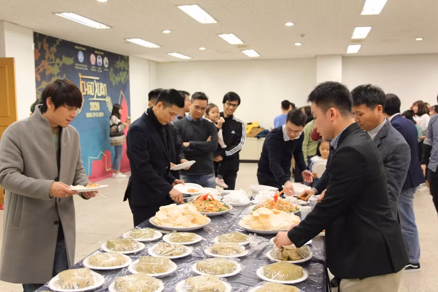 Tiệc mừng năm mới với những món ăn truyền thống dịp Tết.