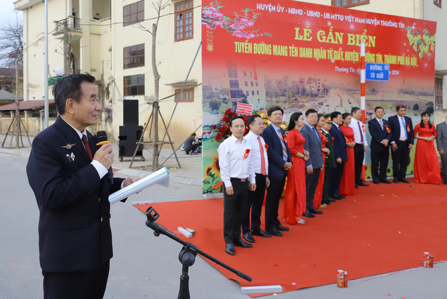 Cả cuộc đời cống hiến cho khoa học, GS Từ Giấy là tấm gương mẫu mực về tinh thần ham học hỏi, cầu thị, tinh thần sáng tạo không mệt mỏi vì sự nghiệp chung của đất nước. Cả cuộc đời cống hiến cho khoa học, GS Từ Giấy là tấm gương mẫu mực về tinh thần ham học hỏi, cầu thị, tinh thần sáng tạo không mệt mỏi vì sự nghiệp chung của đất nước.