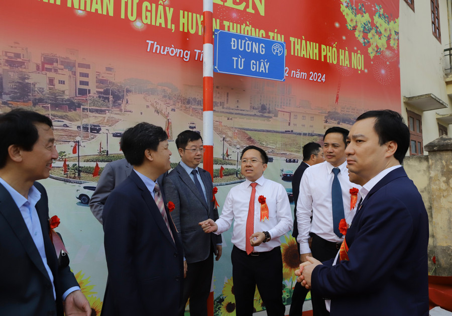 Cháu nội GS Từ Giấy tiếp đón đại biểu tới tham dự lễ gắn tên đường. Cháu nội GS Từ Giấy tiếp đón đại biểu tới tham dự lễ gắn tên đường.