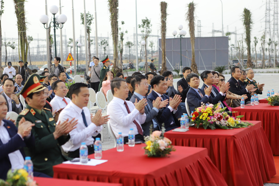 Buổi lễ còn có sự tham dự của nhiều lãnh đạo Thành phố Hà Nội, Thành phố Hồ Chí Minh, Bộ Thông tin và Truyền thông, Uỷ ban Mặt trận Tổ quốc Việt Nam... Buổi lễ còn có sự tham dự của nhiều lãnh đạo Thành phố Hà Nội, Thành phố Hồ Chí Minh, Bộ Thông tin và Truyền thông, Uỷ ban Mặt trận Tổ quốc Việt Nam...