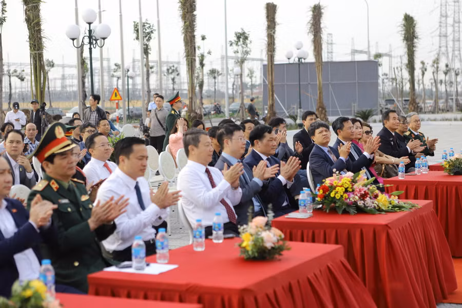 Buổi lễ còn có sự tham dự của nhiều lãnh đạo Thành phố Hà Nội, Thành phố Hồ Chí Minh, Bộ Thông tin và Truyền thông, Uỷ ban Mặt trận Tổ quốc Việt Nam... Buổi lễ còn có sự tham dự của nhiều lãnh đạo Thành phố Hà Nội, Thành phố Hồ Chí Minh, Bộ Thông tin và Truyền thông, Uỷ ban Mặt trận Tổ quốc Việt Nam...