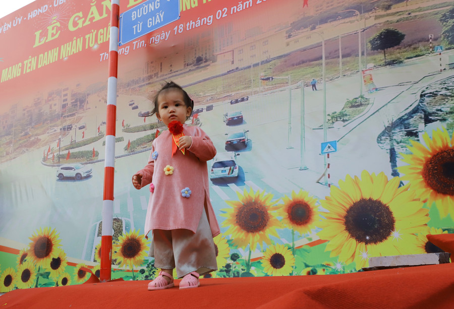 Chắt của GS Từ Giấy đứng dưới tên đường mang tên Cụ của mình. Chắt của GS Từ Giấy đứng dưới tên đường mang tên Cụ của mình.