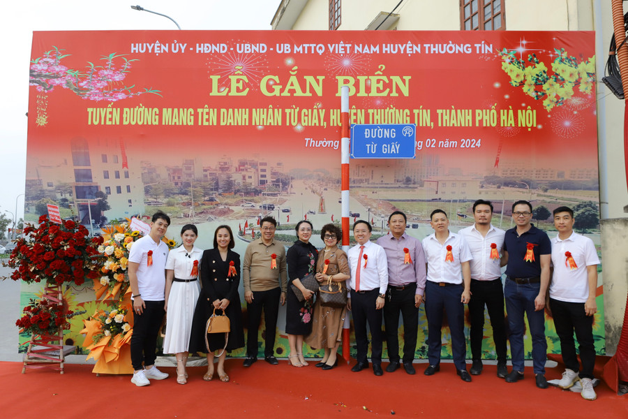 Con cháu GS Từ Giấy vinh dự đứng trên con đường mang tên cụ. Con cháu GS Từ Giấy vinh dự đứng trên con đường mang tên cụ.