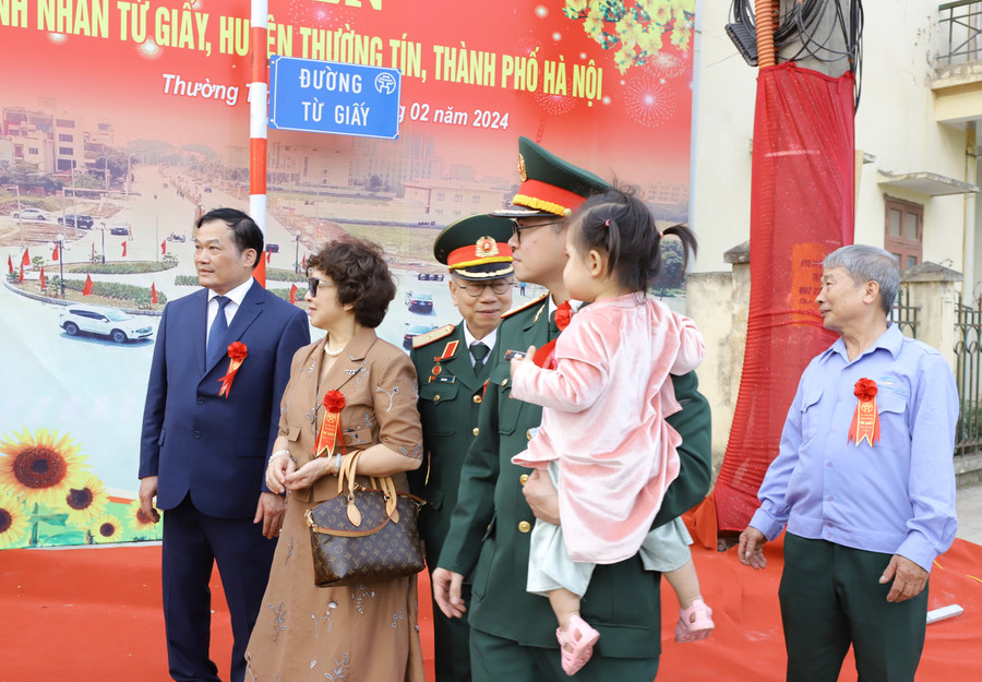 Gia đình con trai GS Từ Giấy tham dự buổi lễ gắn tên đường. Gia đình con trai GS Từ Giấy tham dự buổi lễ gắn tên đường.