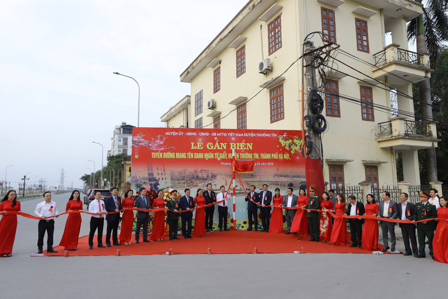 Giáo sư Từ Giấy là Thầy thuốc Nhân dân, Anh hùng Lao động đồng thời là nhà báo, nhà khoa học đầu ngành về vệ sinh và dinh dưỡng của nước ta. Giáo sư Từ Giấy là Thầy thuốc Nhân dân, Anh hùng Lao động đồng thời là nhà báo, nhà khoa học đầu ngành về vệ sinh và dinh dưỡng của nước ta.