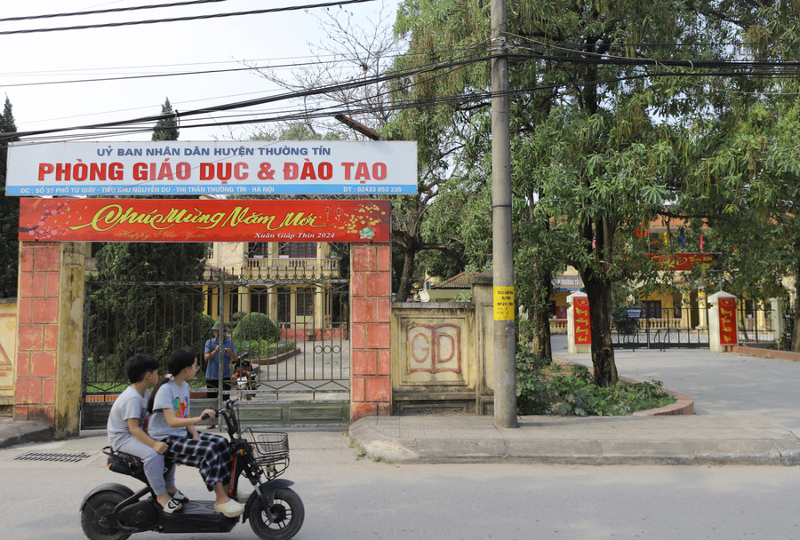 Trong đó, đường Từ Giấy là tuyến đường chính đặt trụ sở làm việc của nhiều cơ quan hành chính của huyện Thường Tín. Trong đó, đường Từ Giấy là tuyến đường chính đặt trụ sở làm việc của nhiều cơ quan hành chính của huyện Thường Tín.