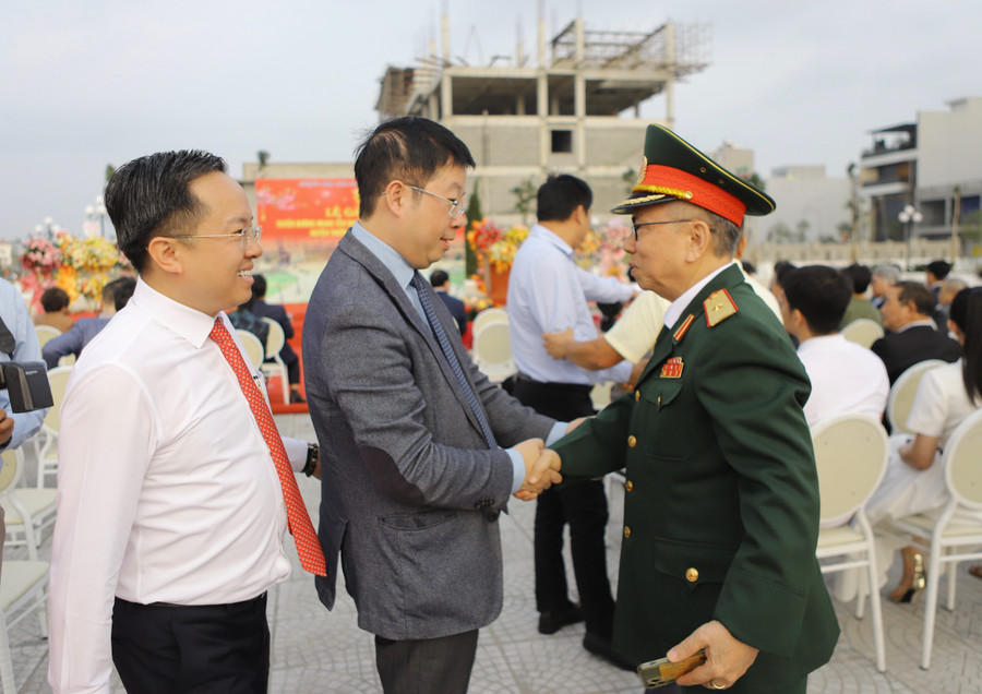 Thứ trưởng Bộ Thông tin và Truyền thông Nguyễn Thanh Lâm chúc mừng con trai GS Từ Giấy. Thứ trưởng Bộ Thông tin và Truyền thông Nguyễn Thanh Lâm chúc mừng con trai GS Từ Giấy.