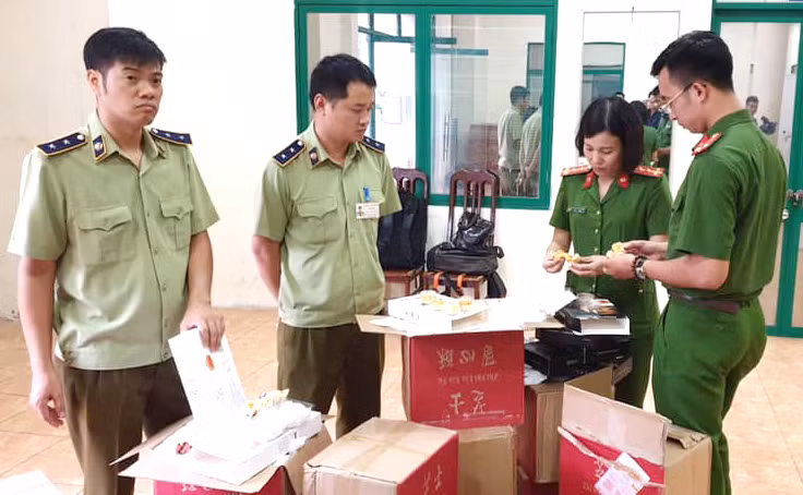 Bánh Trung thu không rõ nguồn gốc bị lực lượng chức năng thu giữ.