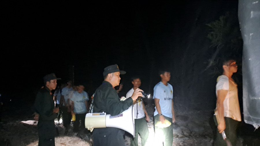 Hàng trăm cán bộ, chiến sĩ thuộc các lực lượng Cảnh sát cơ động, PCCC&CNCH, kiểm lâm, bộ đội... được huy động dập lửa trong đêm. Hàng trăm cán bộ, chiến sĩ thuộc các lực lượng Cảnh sát cơ động, PCCC&CNCH, kiểm lâm, bộ đội... được huy động dập lửa trong đêm.