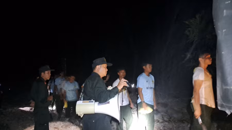 Hàng trăm cán bộ, chiến sĩ thuộc các lực lượng Cảnh sát cơ động, PCCC&amp;CNCH, kiểm lâm, bộ đội... được huy động dập lửa trong đêm.