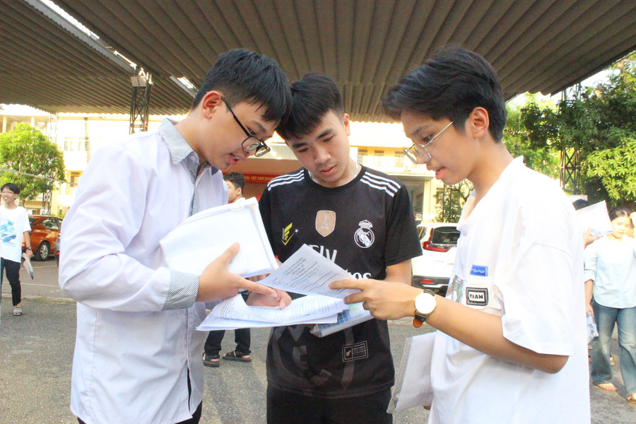 Thí sinh trao đổi bài sau buổi thi. Thí sinh trao đổi bài sau buổi thi.