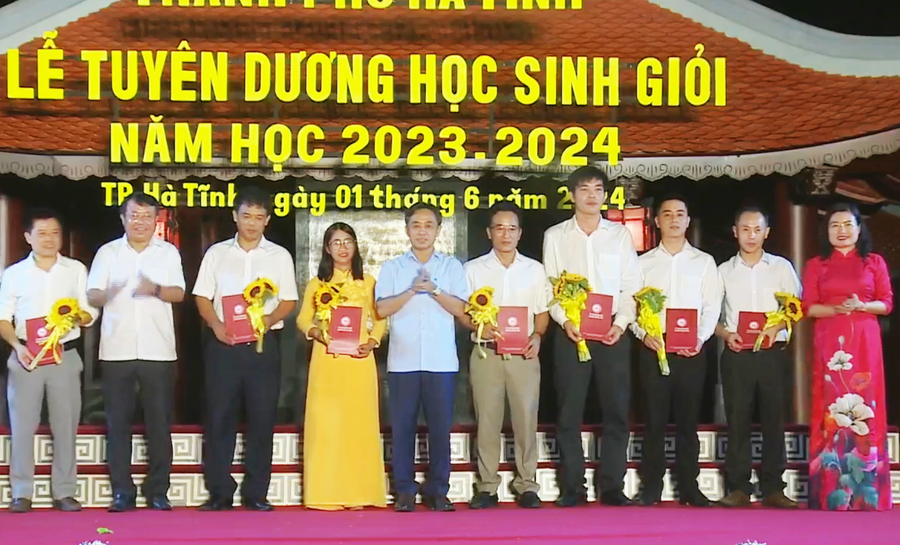 Đại diện lãnh đạo tỉnh Hà Tĩnh và Giám đốc Sở GD&ĐT trao thưởng cho các giáo viên có thành tích xuất sắc trong công tác bồi dưỡng học sinh giỏi. Đại diện lãnh đạo tỉnh Hà Tĩnh và Giám đốc Sở GD&ĐT trao thưởng cho các giáo viên có thành tích xuất sắc trong công tác bồi dưỡng học sinh giỏi.