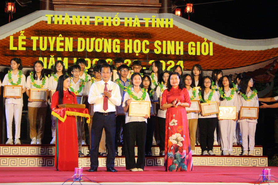 Đại diện lãnh đạo tỉnh, Sở GD&ĐT cùng lãnh đạo thành phố Hà Tĩnh tuyên dương và trao thưởng cho học sinh đạt giải nhất tại các cuộc thi. Đại diện lãnh đạo tỉnh, Sở GD&ĐT cùng lãnh đạo thành phố Hà Tĩnh tuyên dương và trao thưởng cho học sinh đạt giải nhất tại các cuộc thi.