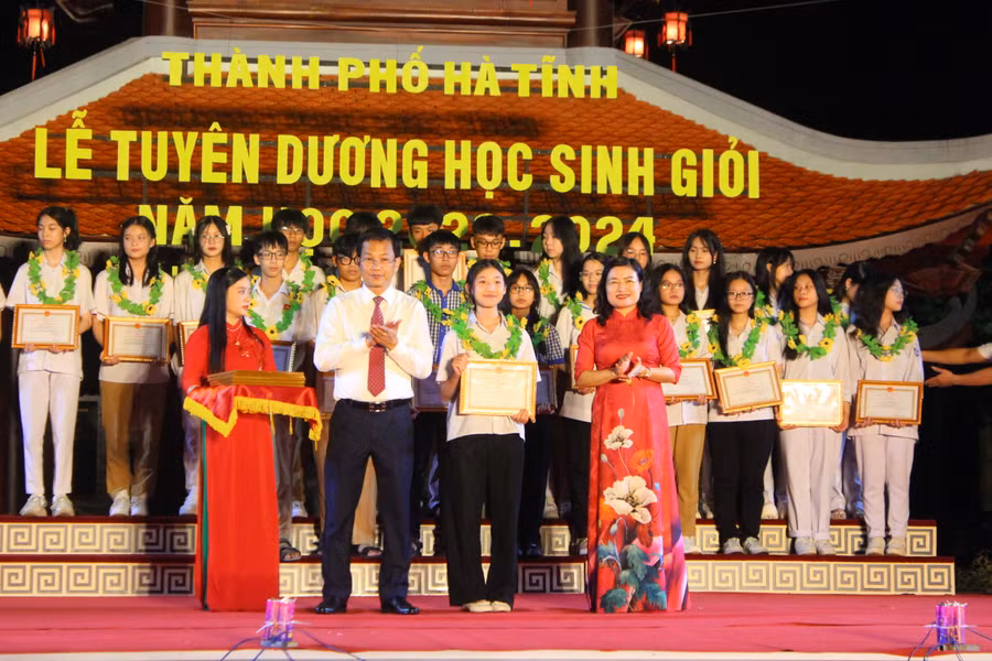 Đại diện lãnh đạo tỉnh, Sở GD&ĐT cùng lãnh đạo thành phố Hà Tĩnh tuyên dương và trao thưởng cho học sinh đạt giải nhất tại các cuộc thi.
