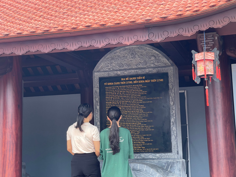Thí sinh và phụ huynh cầu may mắn tại khu vực nhà bia tiến sỹ tại Khu di tích Văn Miếu. Thí sinh và phụ huynh cầu may mắn tại khu vực nhà bia tiến sỹ tại Khu di tích Văn Miếu.