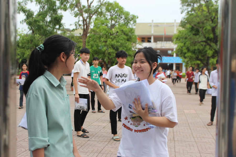 Phần lớn thí sinh tại điểm thi Trường THCS Lê Văn Thiêm nhận xét đề thi có sự phân hóa nhưng không khó để lấy điểm 7-8.