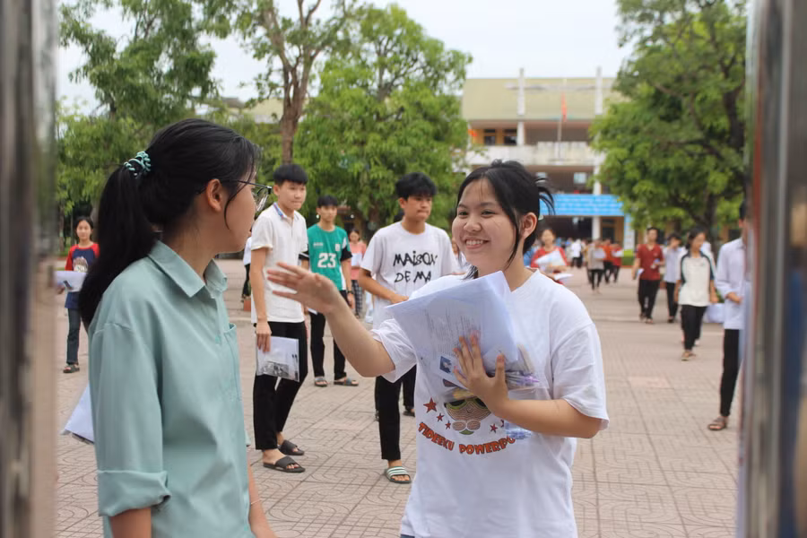 Phần lớn thí sinh tại điểm thi Trường THCS Lê Văn Thiêm nhận xét đề thi có sự phân hóa nhưng không khó để lấy điểm 7-8.