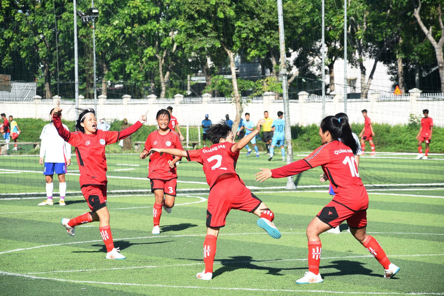 Bóng đá nữ diễn ra trong không khí sôi động (trong ảnh các nữ cầu thủ đội Quảng Nam ăn mừng bàn thắng vào lưới đội bóng đá nữ Quảng Ngãi). Bóng đá nữ diễn ra trong không khí sôi động (trong ảnh các nữ cầu thủ đội Quảng Nam ăn mừng bàn thắng vào lưới đội bóng đá nữ Quảng Ngãi).