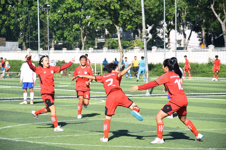 Bóng đá nữ diễn ra trong không khí sôi động (trong ảnh các nữ cầu thủ đội Quảng Nam ăn mừng bàn thắng vào lưới đội bóng đá nữ Quảng Ngãi).