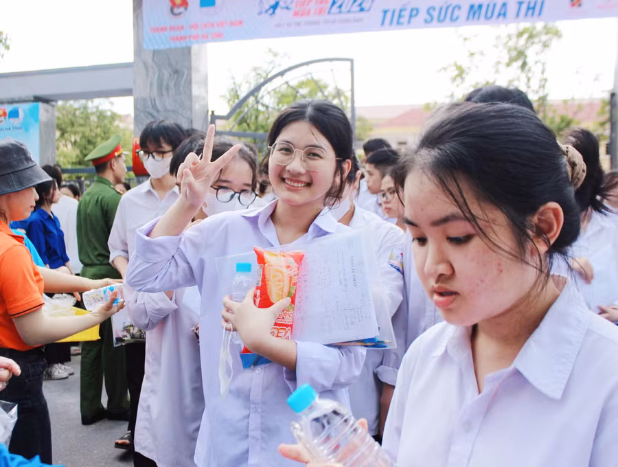 Ngày thi thứ 2 của kỳ thi THPT quốc gia 2024 kết thúc với môn Tiếng Anh. Nhiều thí sinh ra về với nét mặt vui tươi, nhẹ nhõm, các em đều nhận định đề Tiếng Anh khá dễ.