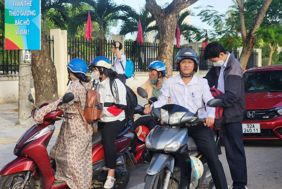 Phụ huynh đưa đón con đến điểm thi từ sáng sớm.