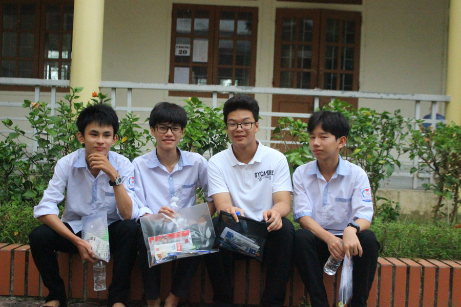 Trong số các thí sinh dự thi vào trường chuyên, nhiều em không quản đường xa vượt gần 100km xuống thành phố dự thi.