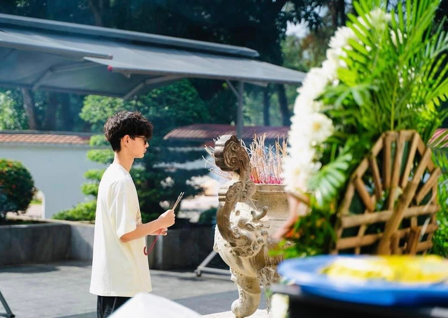 Theo nhiều thí sinh, sau những ngày ôn tập mệt mỏi, đến với khu di tích, thắp hương cho các anh hùng liệt sỹ và 10 cô gái thanh niên xung phong giúp giải tỏa bớt căng thẳng cho các em. Theo nhiều thí sinh, sau những ngày ôn tập mệt mỏi, đến với khu di tích, thắp hương cho các anh hùng liệt sỹ và 10 cô gái thanh niên xung phong giúp giải tỏa bớt căng thẳng cho các em.