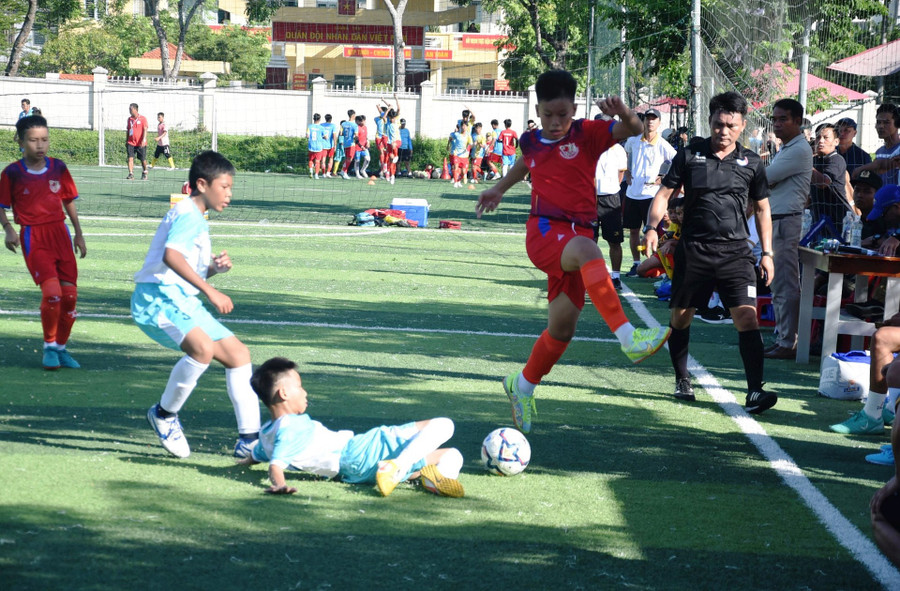 Bất chấp thời tiết nắng nóng, các vận động viên đã thi đấu hết mình, cống hiến cho khán giả nhiều pha bóng hấp dẫn, kịch tính. Bất chấp thời tiết nắng nóng, các vận động viên đã thi đấu hết mình, cống hiến cho khán giả nhiều pha bóng hấp dẫn, kịch tính.