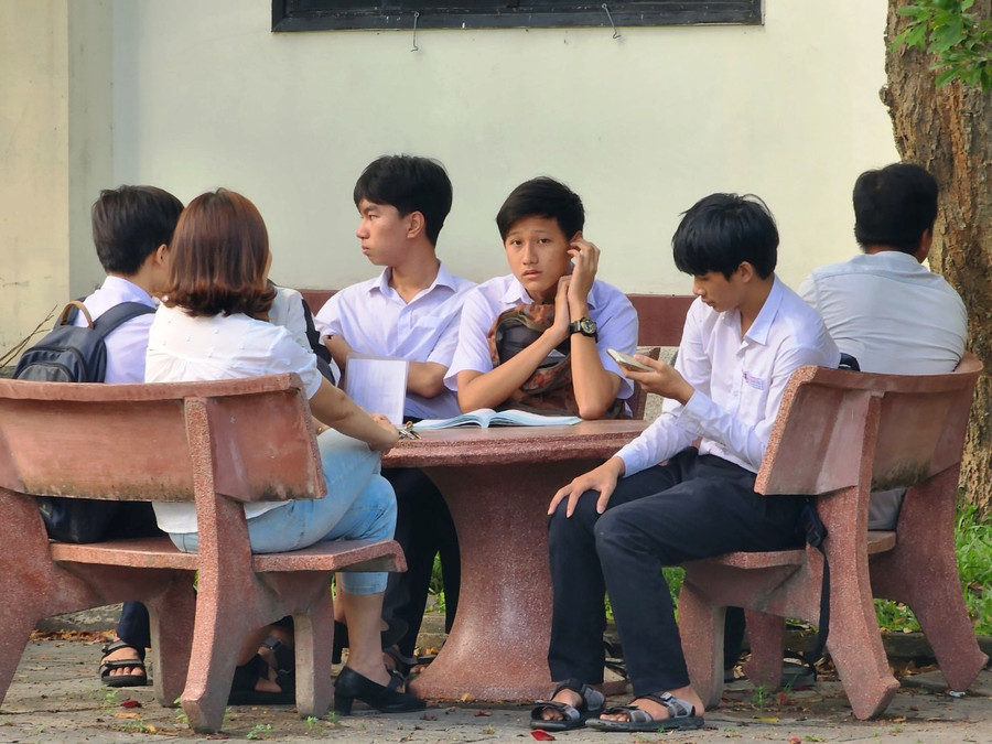Nhiều học sinh khá hồi hộp trước buổi thi.