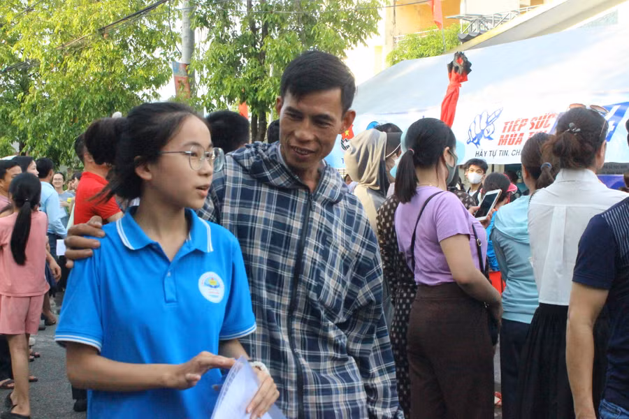 Sự đồng hành động viên của phụ huynh giúp thí sinh giảm bớt áp lực. Sự đồng hành động viên của phụ huynh giúp thí sinh giảm bớt áp lực.