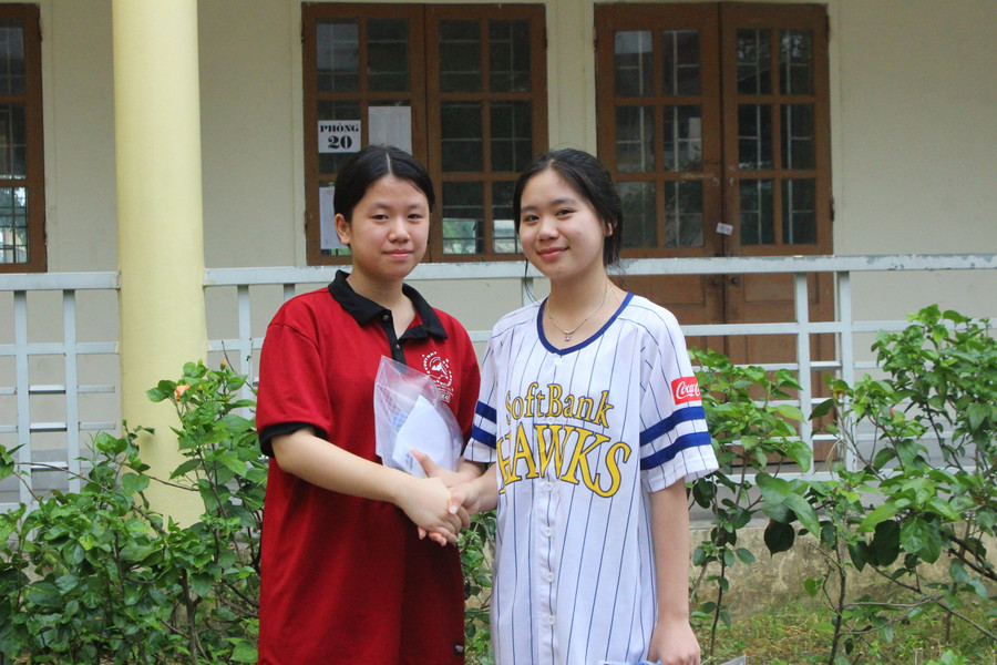 Đôi bạn động viên nhau cũng cố gắng làm bài thật tốt.