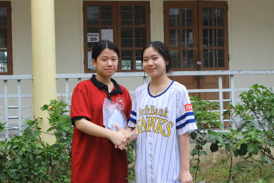 Đôi bạn động viên nhau cũng cố gắng làm bài thật tốt.