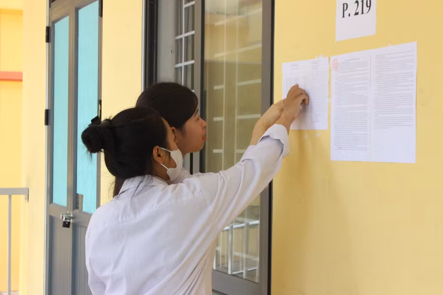 Thí sinh xem lại số báo danh tại điểm thi.