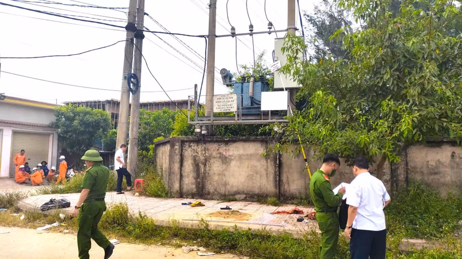 Lực lượng chức năng khám nghiệm hiện trường vụ tai nạn. Lực lượng chức năng khám nghiệm hiện trường vụ tai nạn.