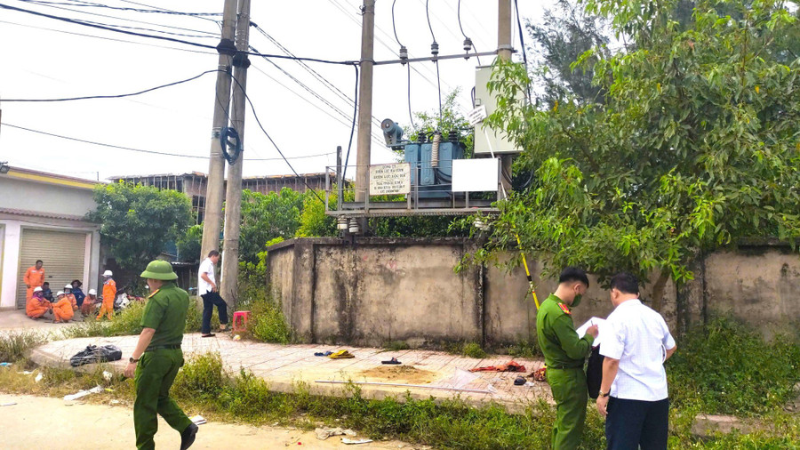 Lực lượng chức năng khám nghiệm hiện trường vụ tai nạn. Lực lượng chức năng khám nghiệm hiện trường vụ tai nạn.