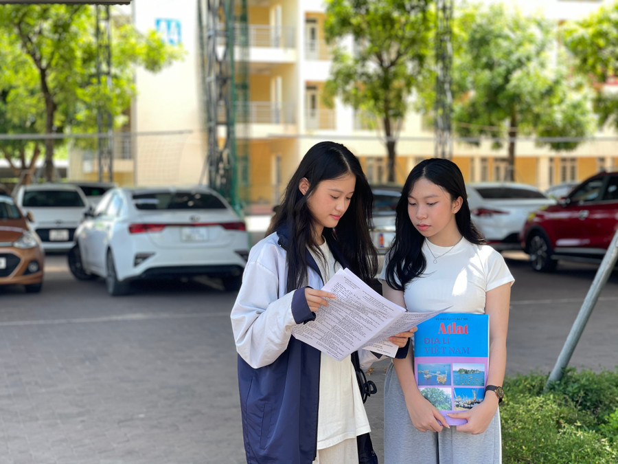 Hà Vi và Bảo Quyên trao đổi kết quả sau khi kết thúc bài thi tổ hợp KHXH. Hà Vi và Bảo Quyên trao đổi kết quả sau khi kết thúc bài thi tổ hợp KHXH.
