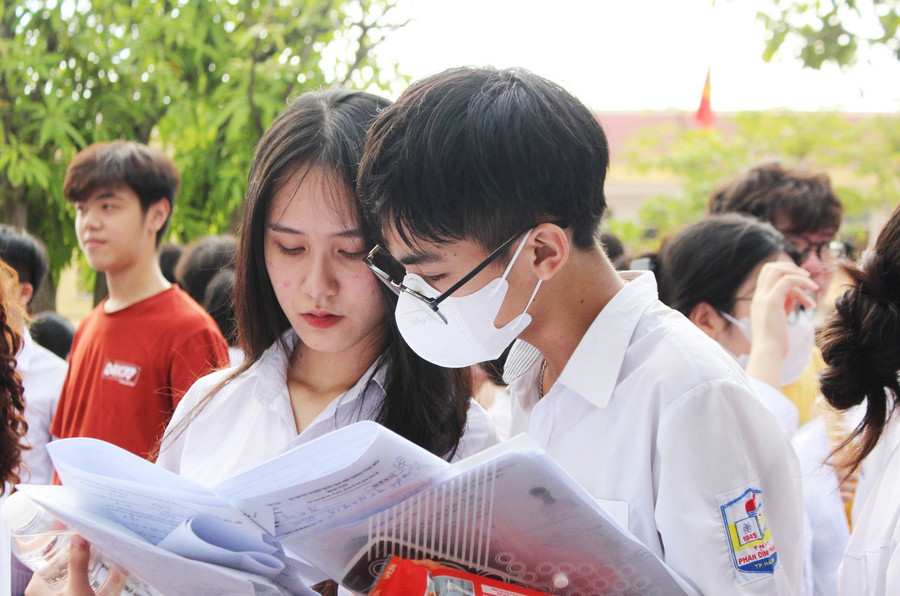 Đôi chút căng thẳng khi trao đổi bài với bạn. Đôi chút căng thẳng khi trao đổi bài với bạn.