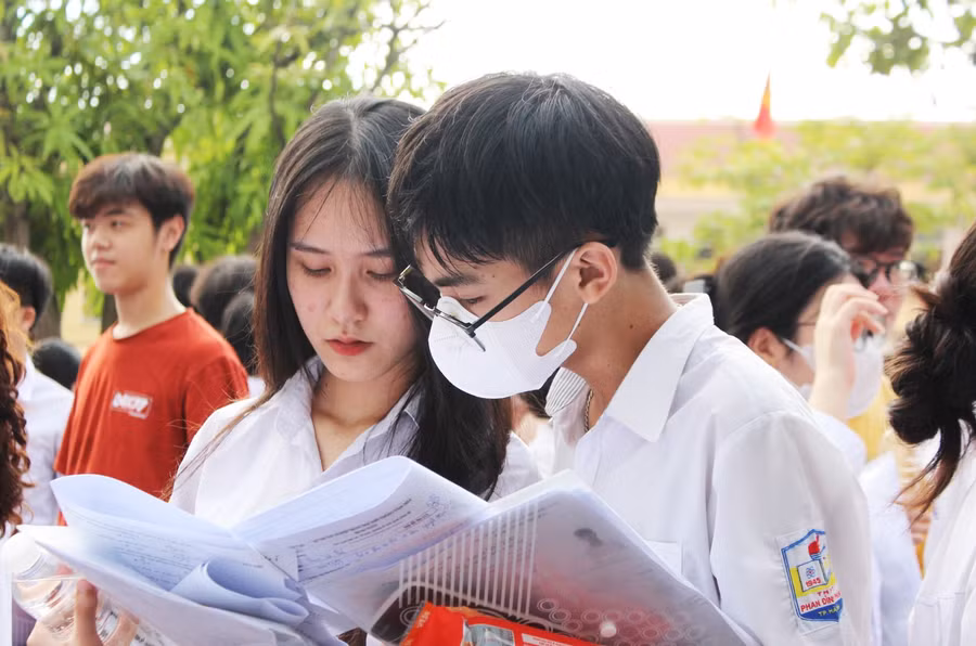 Đôi chút căng thẳng khi trao đổi bài với bạn.