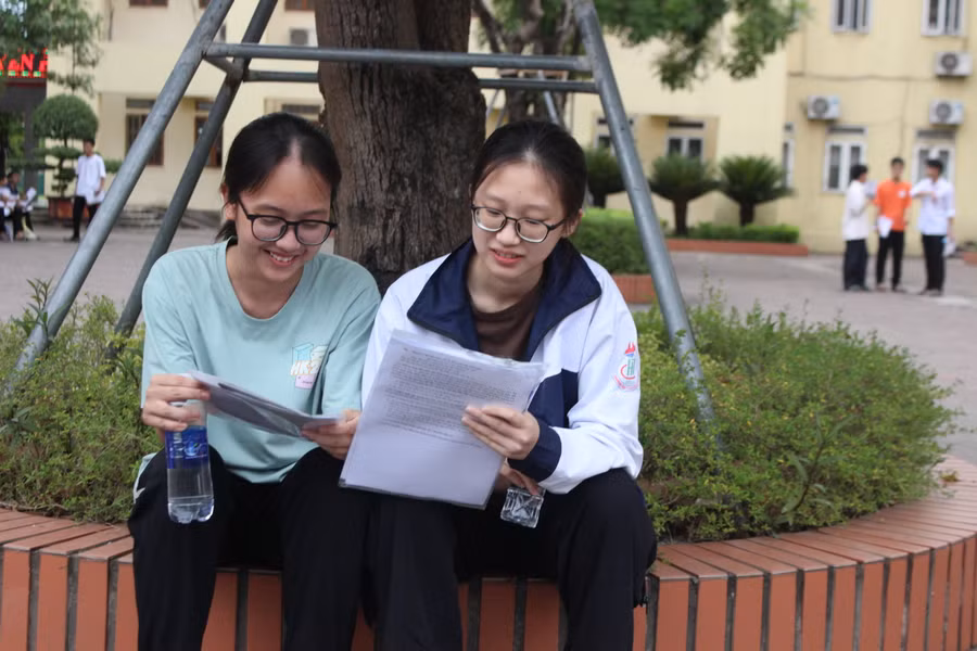 Thí sinh hồi hộp dự đoán đề thi.