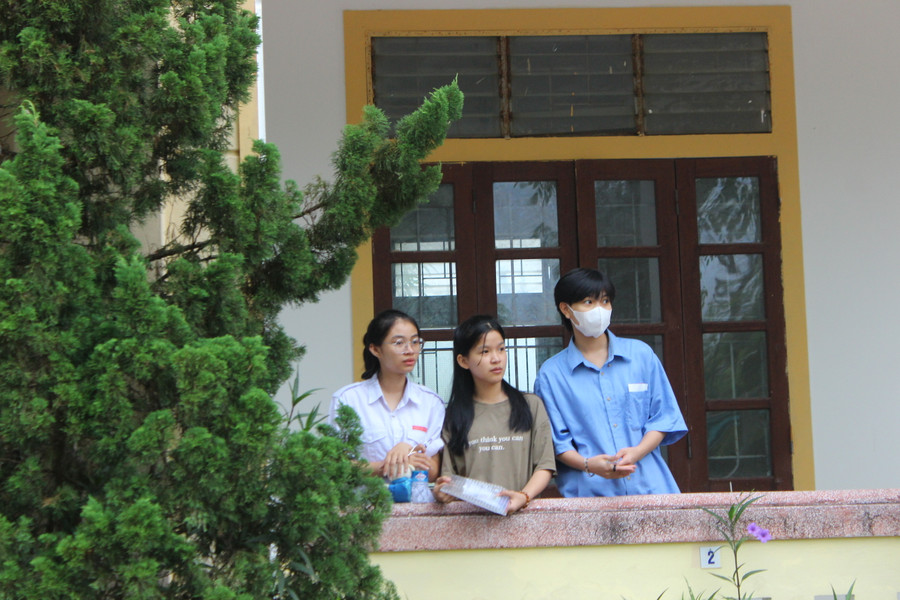 Trò chuyện cùng bạn bè giúp thí sinh bớt căng thẳng trước kỳ thi chuyển cấp.