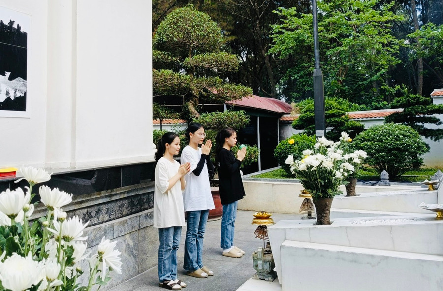 Trong những ngày qua, thí sinh và phụ huynh tại huyện Can Lộc (Hà Tĩnh) và các vùng phụ cận đã đến tham quan và dâng hương Khu di tích quốc gia đặc biệt Ngã ba Đồng Lộc. Trong những ngày qua, thí sinh và phụ huynh tại huyện Can Lộc (Hà Tĩnh) và các vùng phụ cận đã đến tham quan và dâng hương Khu di tích quốc gia đặc biệt Ngã ba Đồng Lộc.
