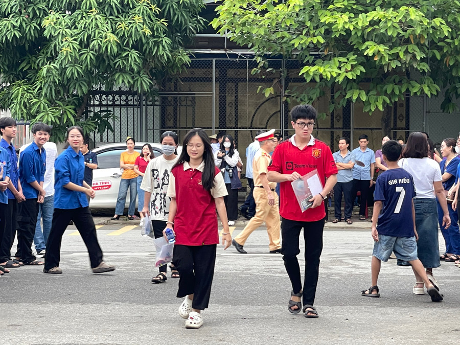 Sáng nay hơn 310 học sinh dự thi Toán và Ngữ văn vào Trường THPT chuyên Hà Tĩnh.